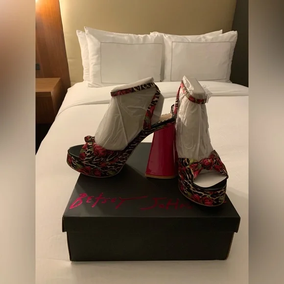 Betsey Johnson Women’s Brylie Leopard Floral Print Platform Block Heeled 4.5” - Picture 6 of 10